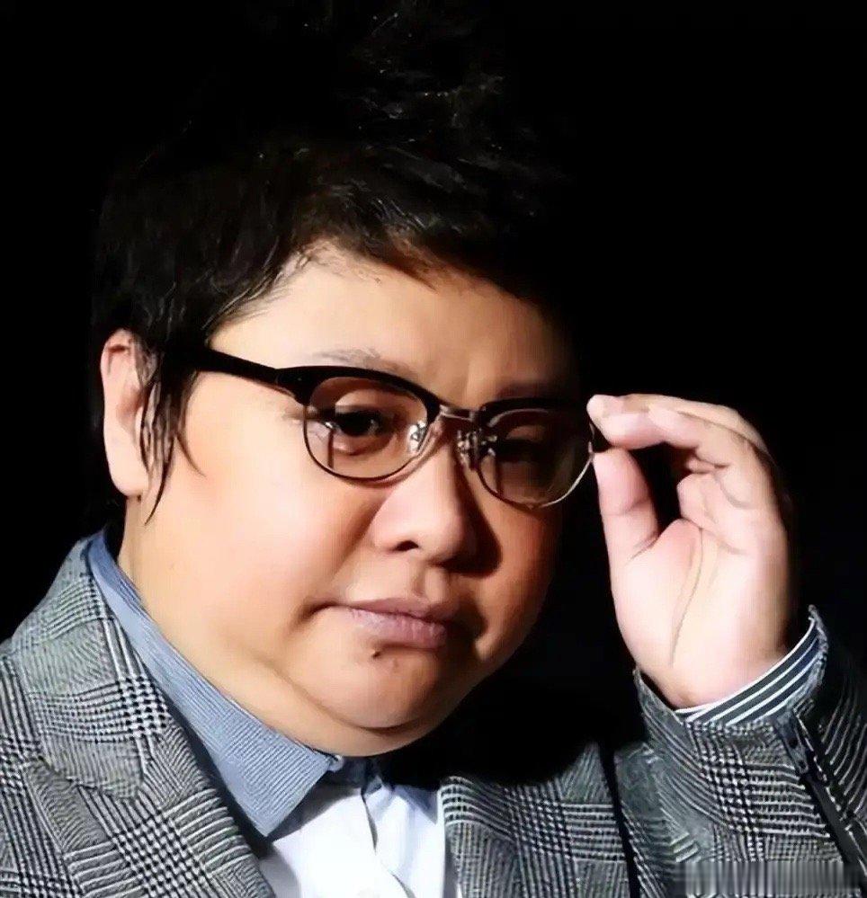 两个没想到：一）以前我一直以为韩红是一个可怜的孩子，自小跟着奶奶长大，能取得这样