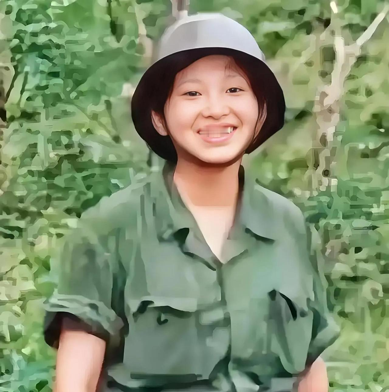 她是两山轮战我军唯一上前线的战地女摄影记者，也是二等功臣，后来成为知名摄影家、纪
