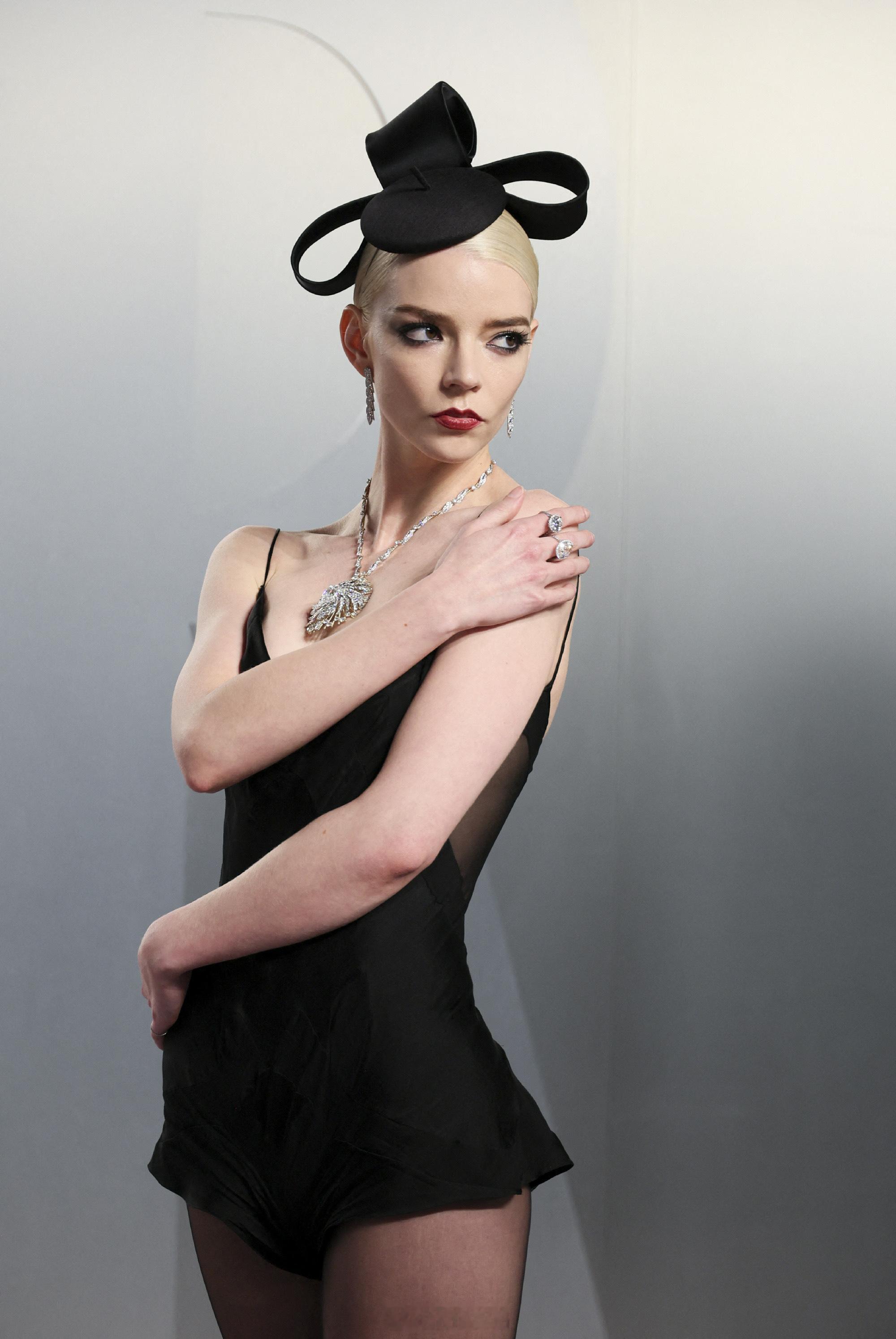 名利场奥斯卡派对优雅。清冷。性感。撩人。凄迷。故事感。都在这一身——会穿，还要看