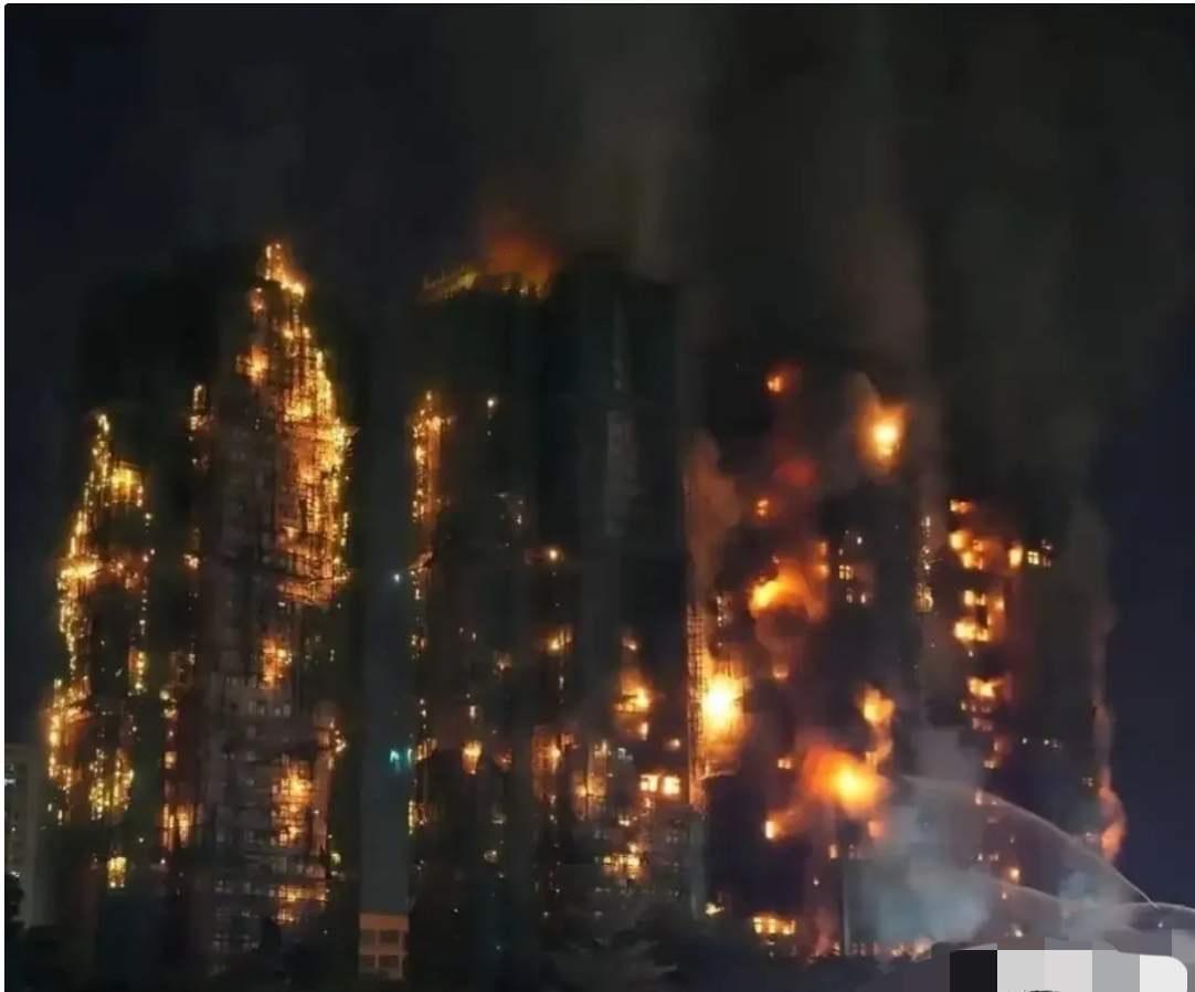 香港这把火，烧得人心惶惶，也烧醒了人们对高层住宅的盲目崇拜。香港这场持续难灭的五