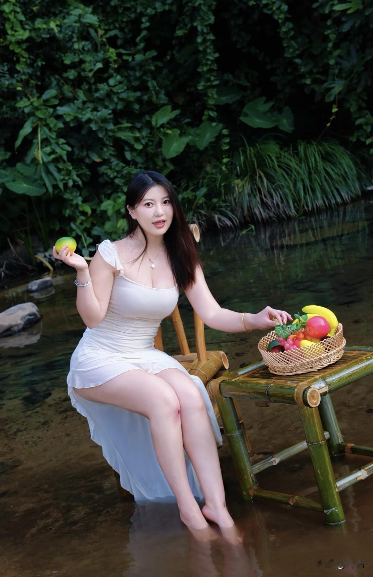 美图欣赏，看图写诗《芳郊溪韵》郊野晴光漾白纱，闲拈彩卉赏烟霞。裸足轻