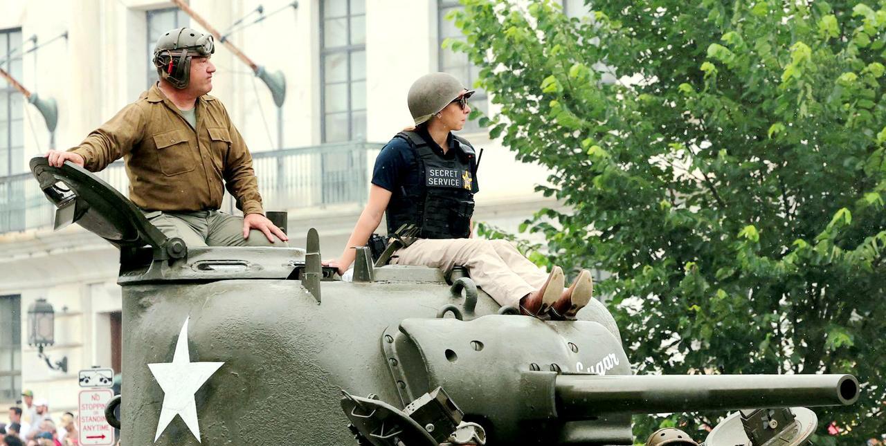 美国特勤局的女特工在阅兵庆典上大出风头，只见她头戴一顶旧钢盔，戴着墨镜，身穿防弹