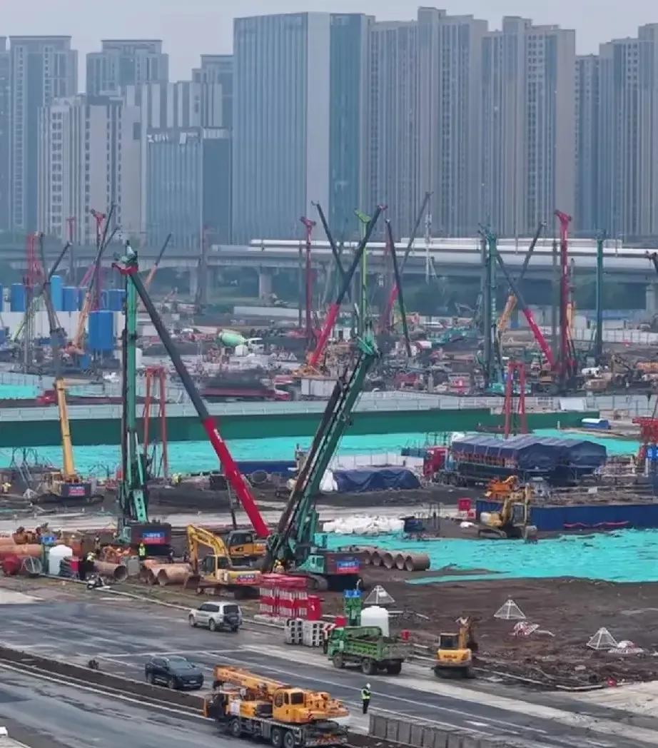 苏州北站和东站都建的热火朝天啊！相当于苏州又新建了两大铁路枢纽，北站虽说是扩建