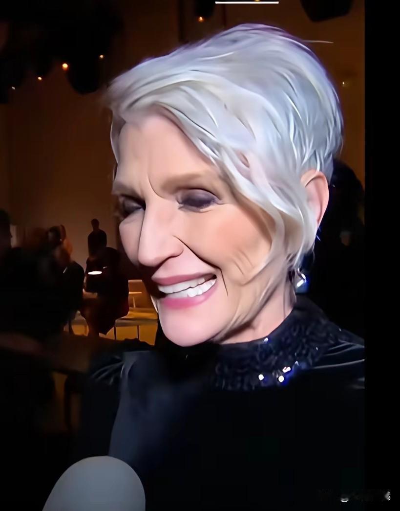 马斯克的母亲，这几年看起来也是明显的衰老了，一直以为这老太太的颜值比较高，长得非