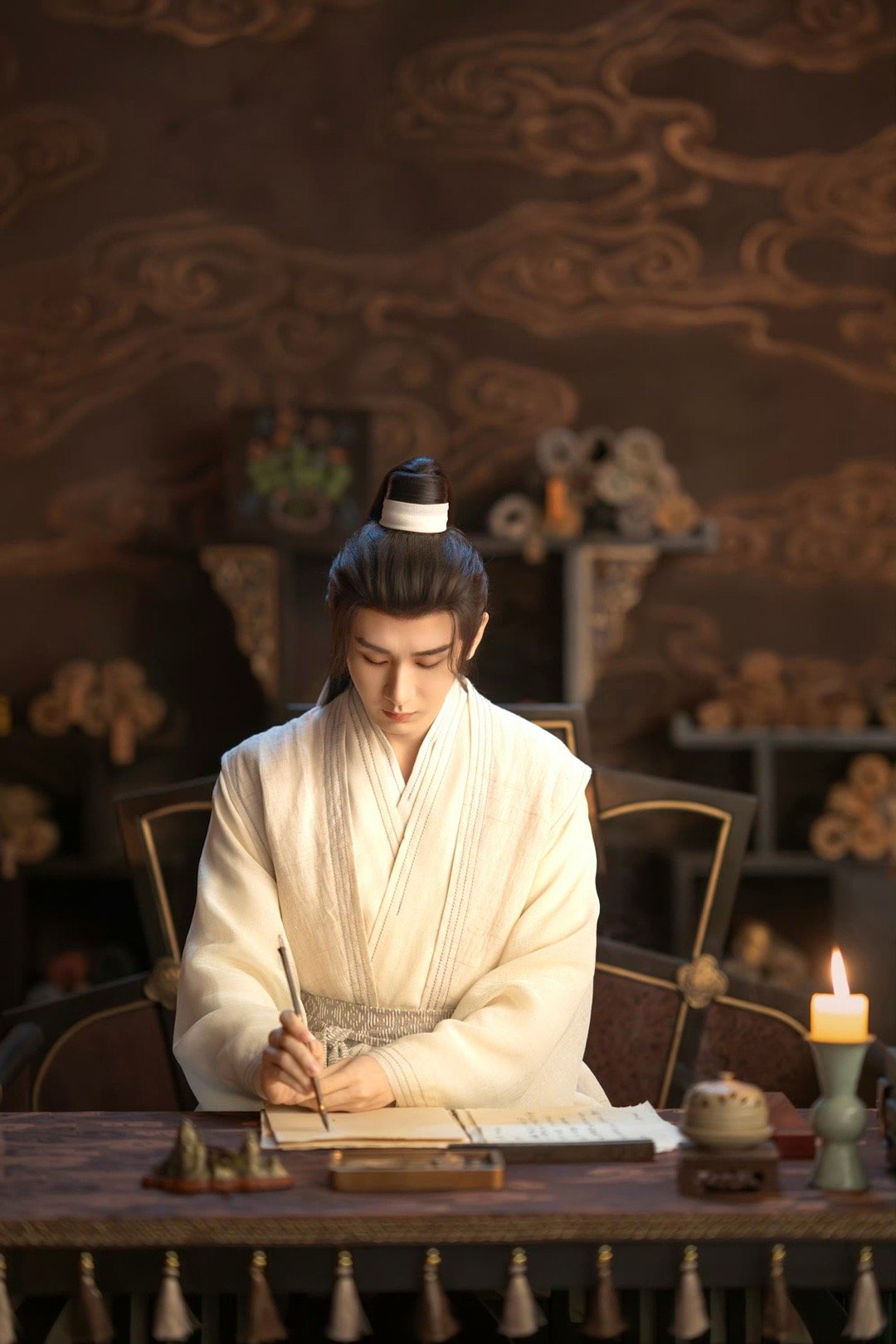 聚光灯下，他是王权富贵，以剑为刃劈开宿命枷锁；镜头之外，他是成毅，以热爱坚守演员