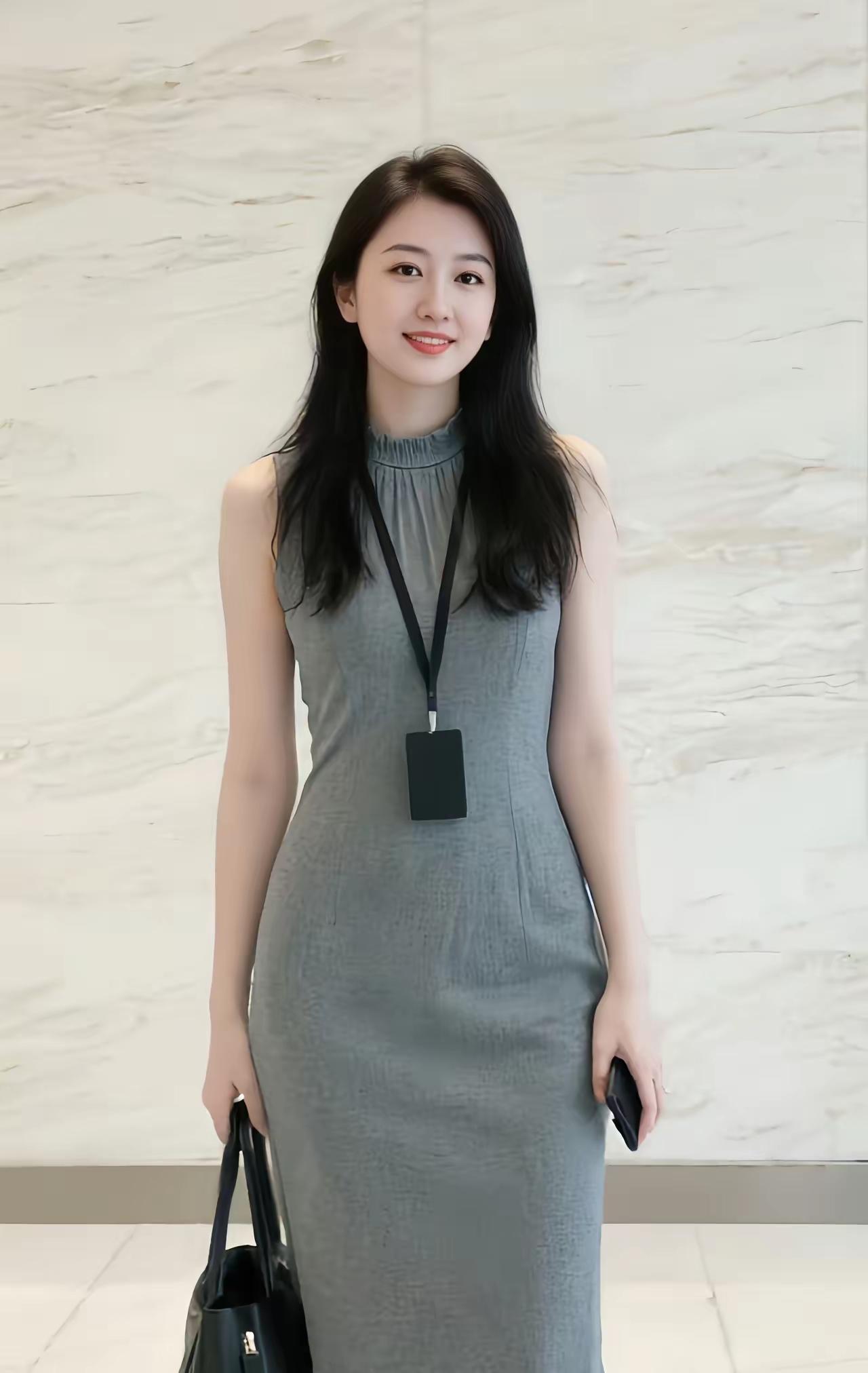 优雅气质穿搭，灰色连衣裙搭配黑色手袋，自信微笑，职场女性范儿十足！