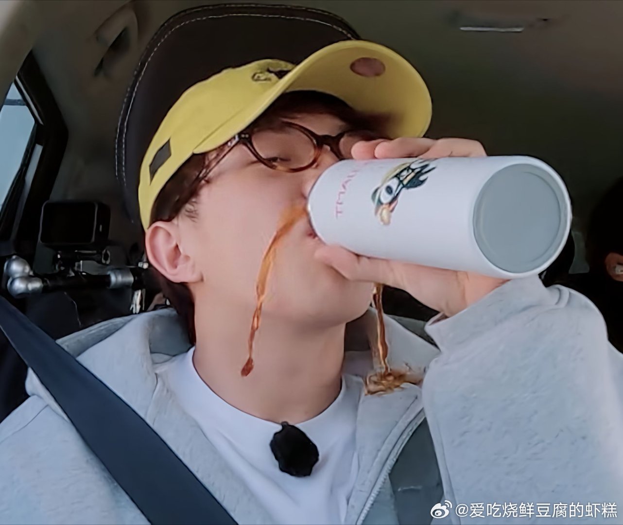 小何：哥的车技你放心的喔多多真大方，一瓶可乐自己喝一半，衣服喝一半[doge]十