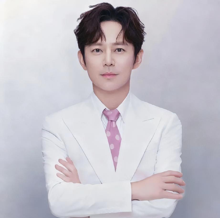 坚持26年从不请假，可能不是美德，而是系统的漏洞。何炅一个人，回复了5000封