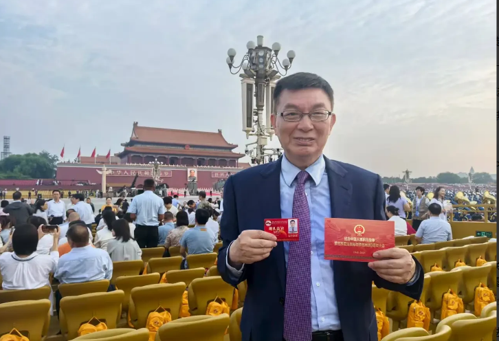 苑举正是真高兴，真骄傲。苑举正参加完九三阅兵典礼后，回到台湾。在节目中，他带