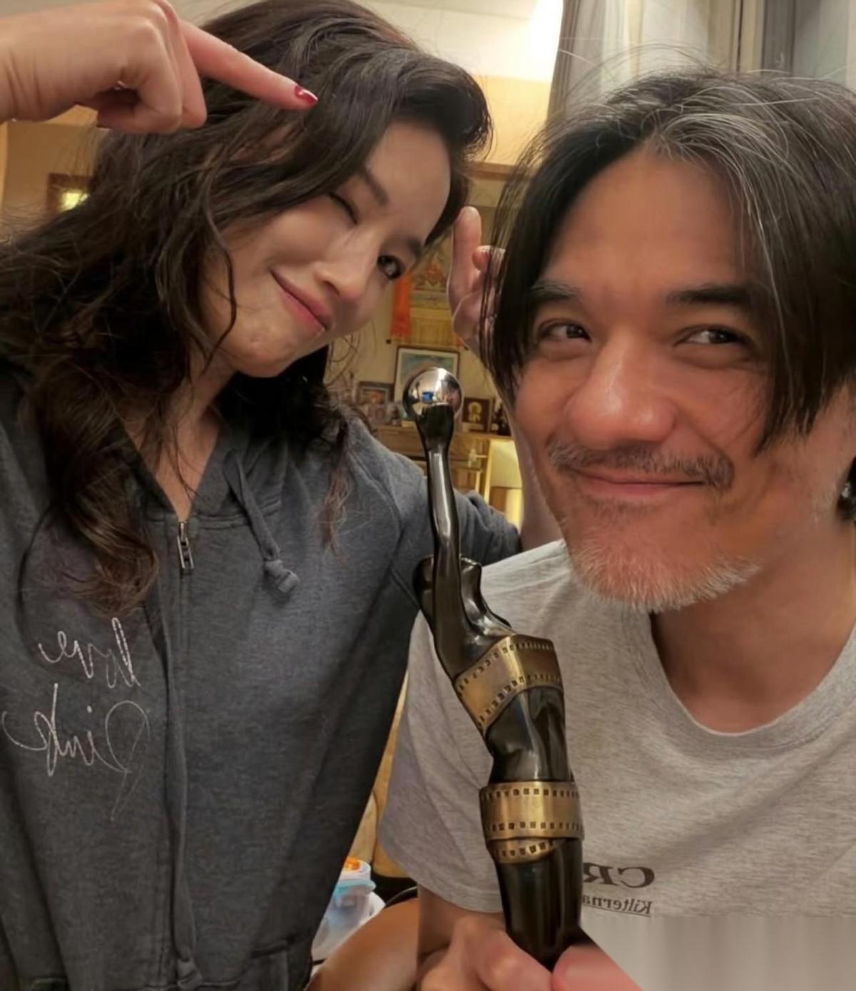 冯德伦，难掩骄傲！4月20号，舒淇晒了张获得金像奖新晋导演后，回家和老公冯德伦