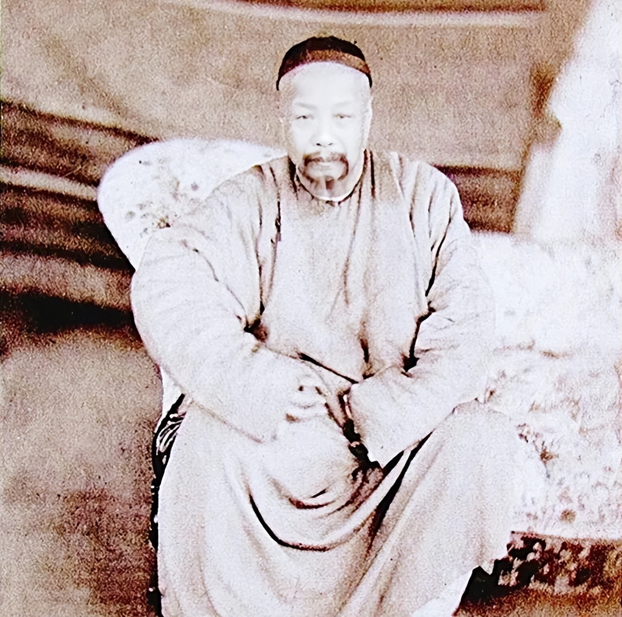 1859年，被英军抓住的两广总督叶名琛，在印度拍下了这张珍贵的老照片。这位曾
