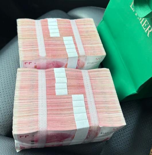 昨天去银行办业务，排我前面的大姐，一口气取了5万现金，厚厚一沓。我愣住了：“姐，