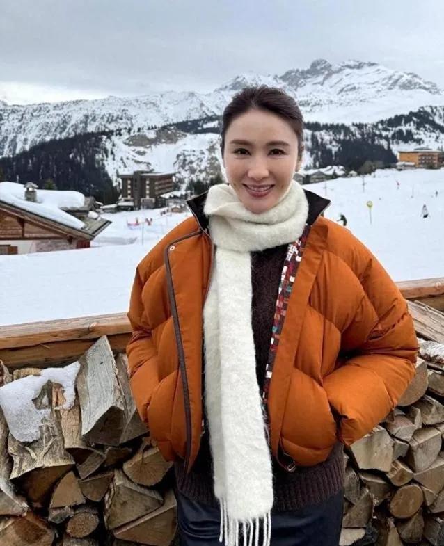 🔥跟着黎姿学冬日穿搭公式：短款亮色羽绒服+深色下装+点睛配饰。这个