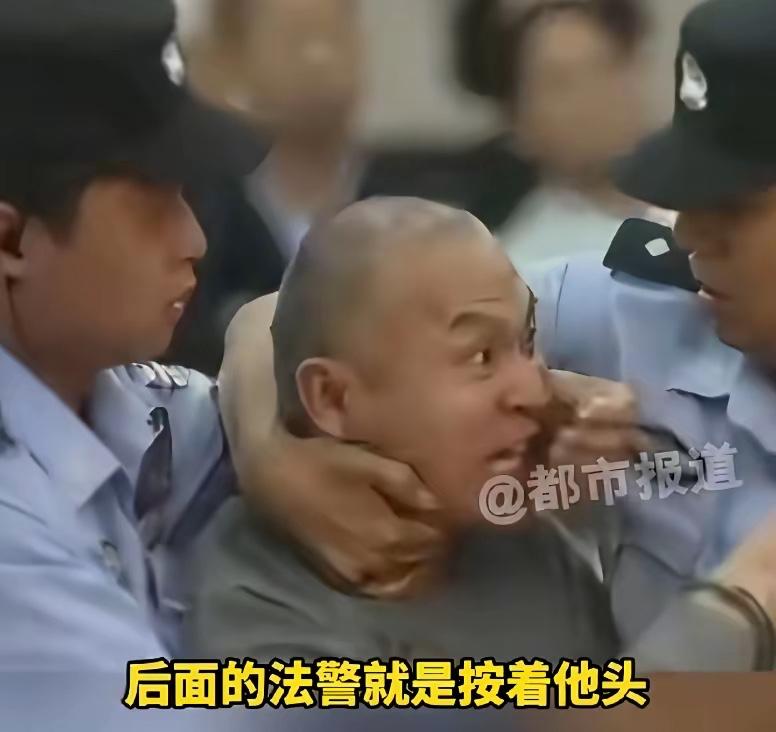 山东主犯曾某，猖狂无知真的刷新底线！一审宣判死缓时，两名法警都摁不住他，当庭大