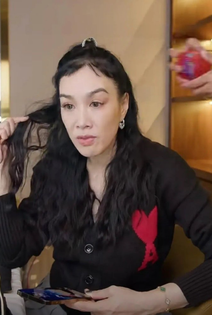 钟丽缇学韩国女团剪的胎毛刘海绝了，已经没有少女的灵动，真的不适合动少女的心思了…