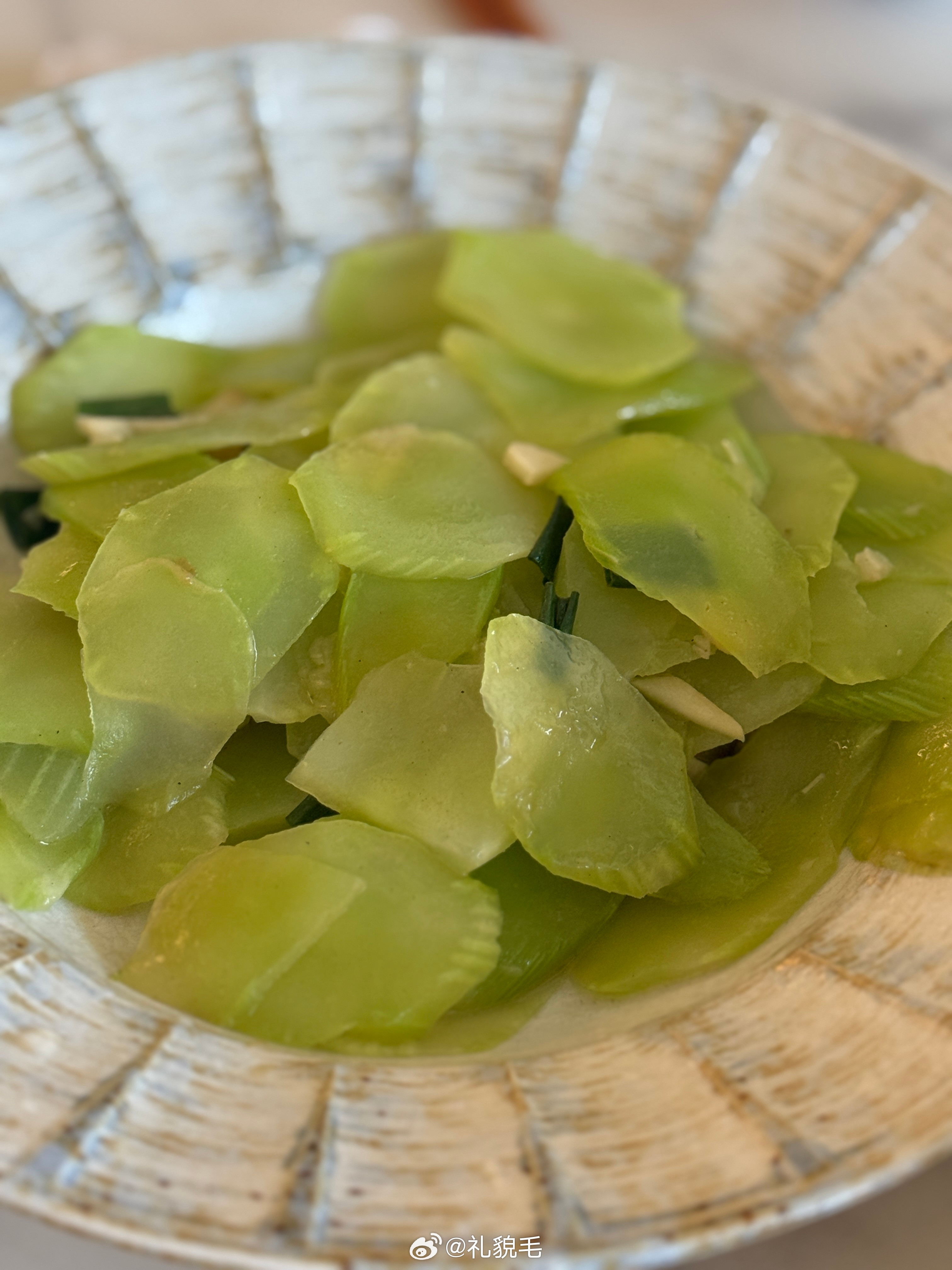 吃饭了照烧鸡腿，枸杞叶瘦肉汤，俩尼姑菜懒得说了本来以为球会很爱吃照烧鸡腿，结果姐