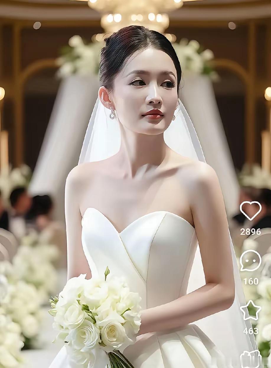 家人们！李沁这婚纱造型一亮相，直接把“人间理想新娘”焊死在热搜上！谁懂啊，抹胸缎