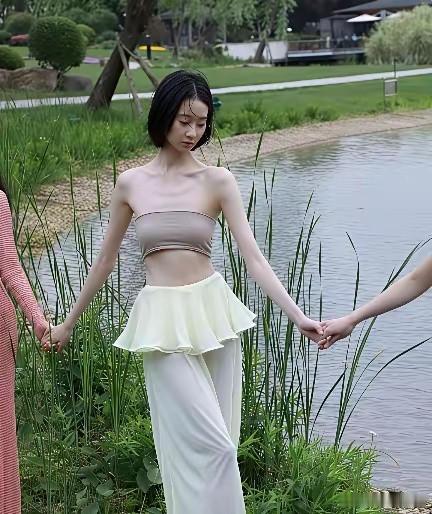 第一次对张艺凡臂展长有了实感，这就是腕线过裆了吧