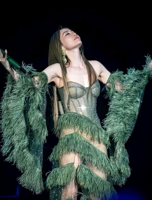 39岁张靓颖穿短裙唱跳，2分钟卖光3000件。她清楚市场要新鲜感，也知道自己