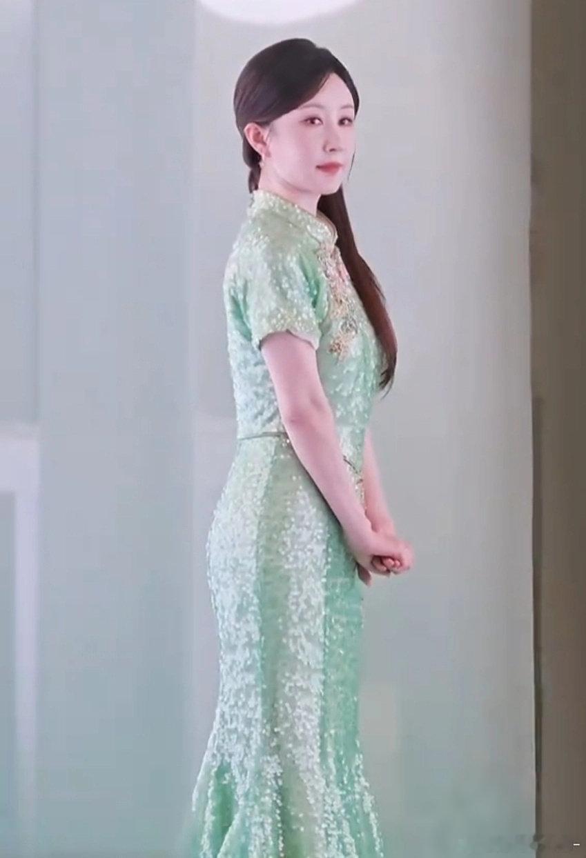 #舒畅#舒畅清雅入画，国风美人还得看舒畅，流年安然，美人如故，薄荷绿新中式旗袍，线曲丝滑，身姿如游鱼