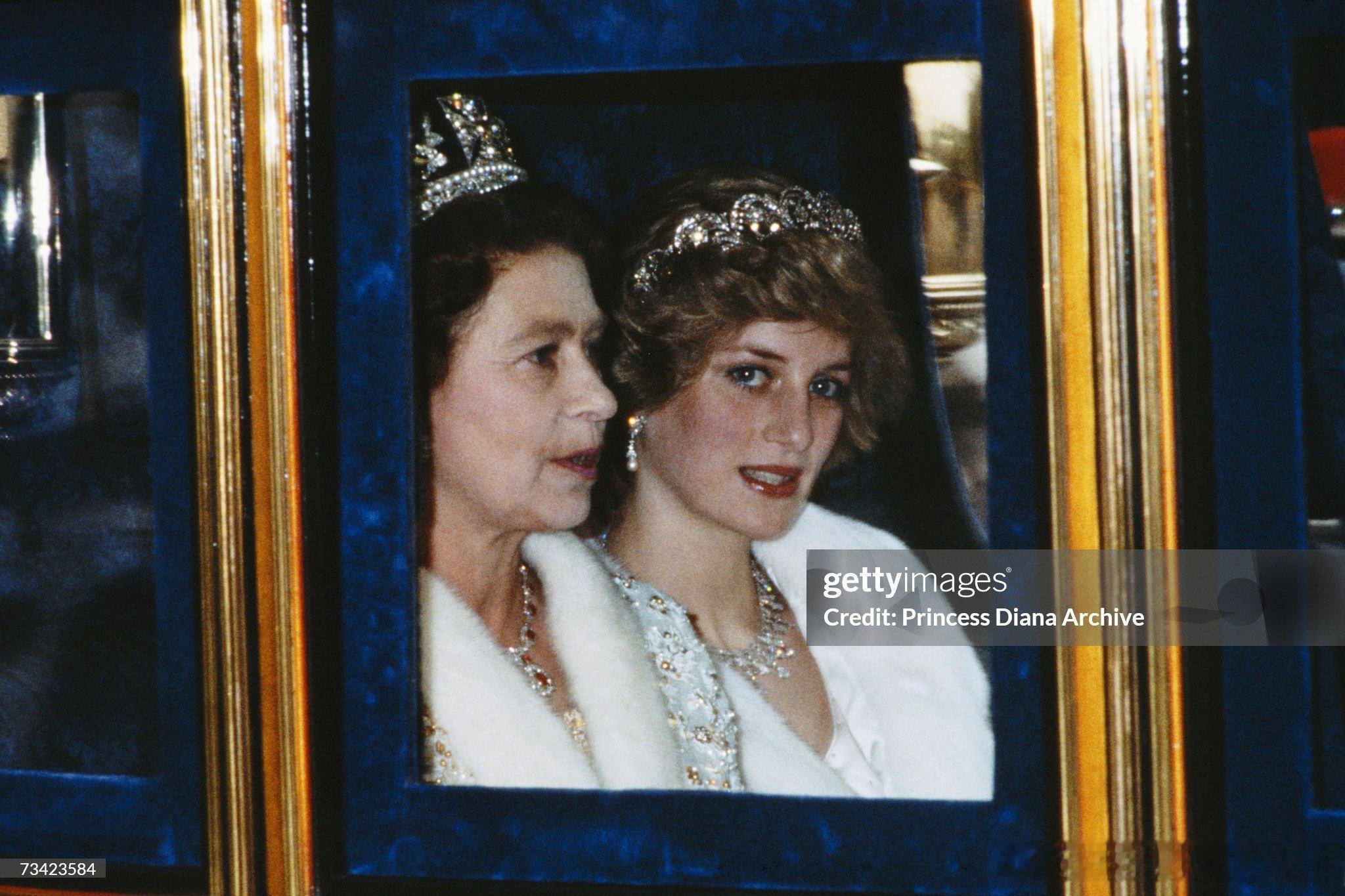 老照片分享1982年11月，英国威尔士王妃戴安娜出席英国国会开幕的老照片，当时