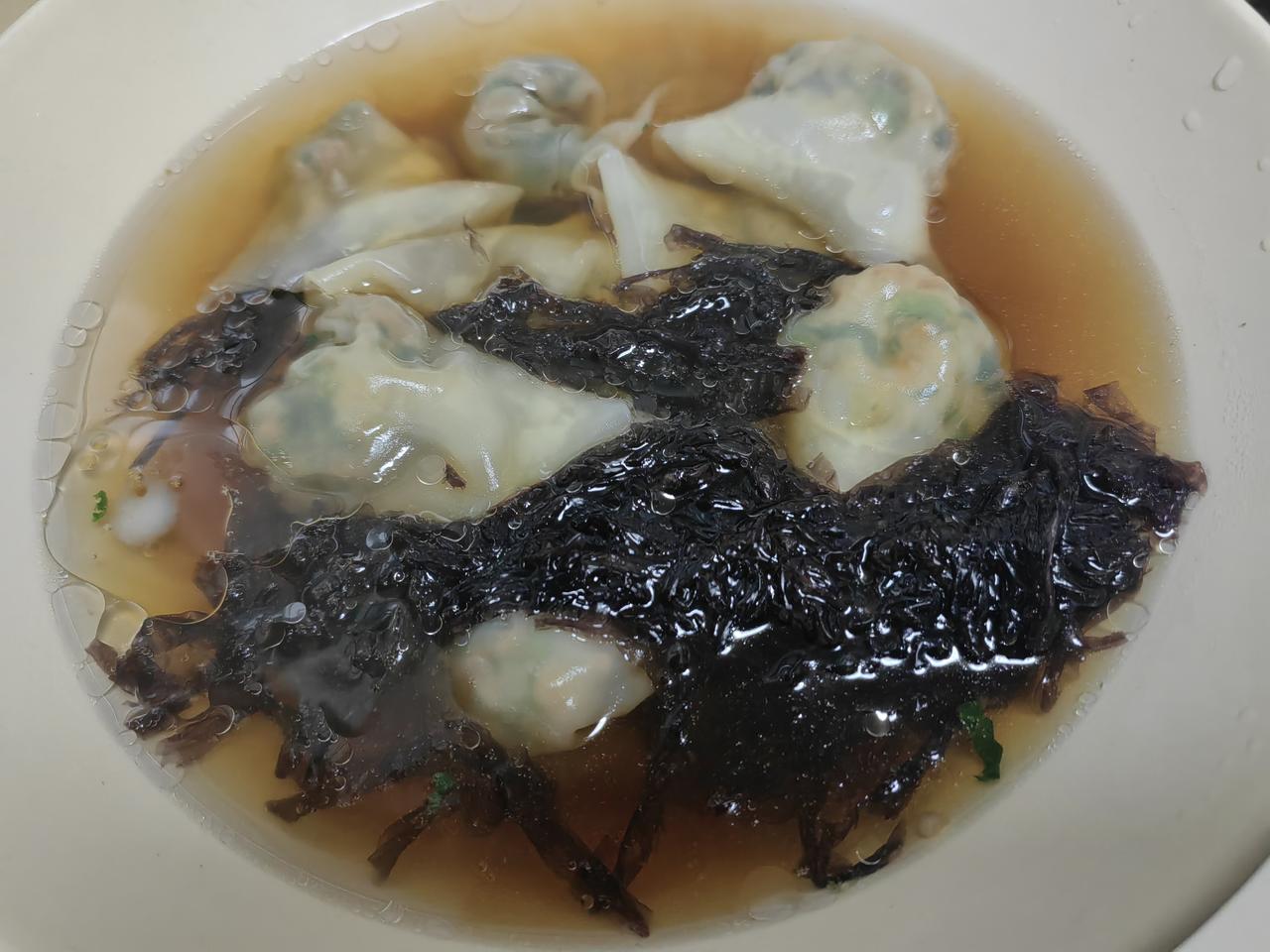 昨晚酒多，一早就饿得慌。​煮了十只青菜肉馅馄饨。恢复体力。