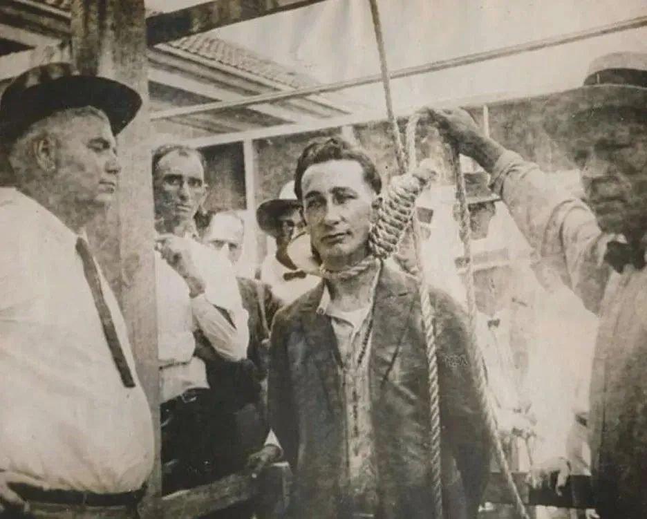 这张照片拍摄于1924年8月8日，尤泽贝·维尔丁在行刑前不久。他因在路易斯安那州