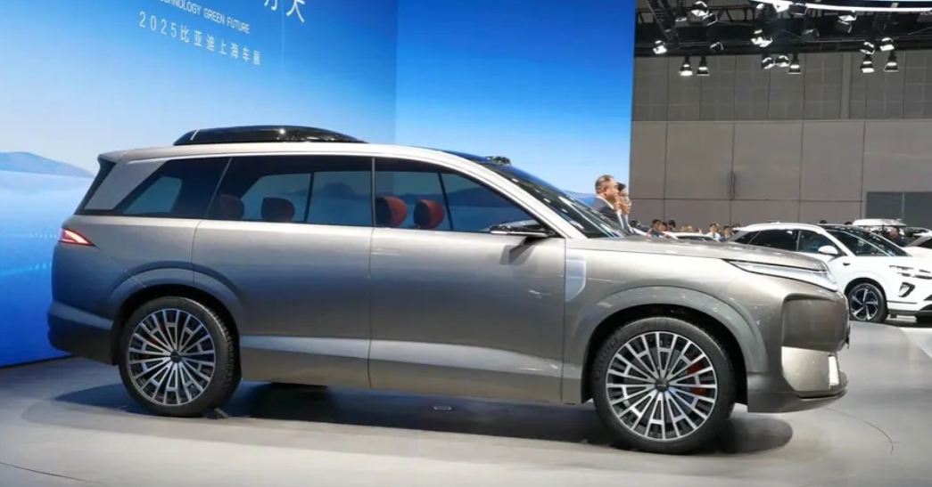 比亚迪D级大杀器大唐终于在千呼万唤中踏着青春的步伐款款而来。没有1000万内最完