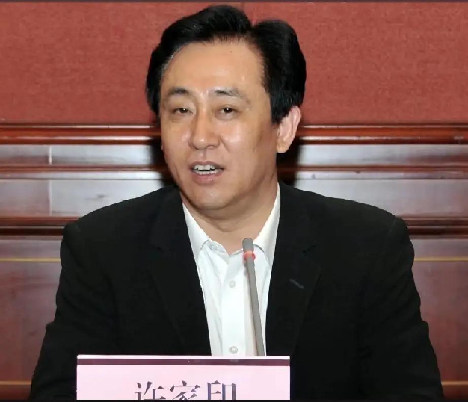 许家印这会儿估计后槽牙都要咬碎了。当年2万亿债爆了眼睛都不眨一下，老婆孩子还