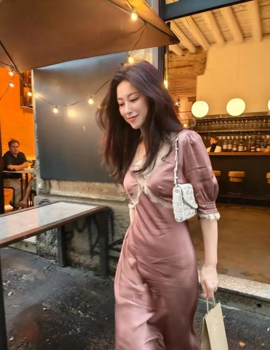 朱珠这条缎面连衣裙氛围感拉满！柔雾棕配色搭配蕾丝花边，温婉又自带女人味，日常约