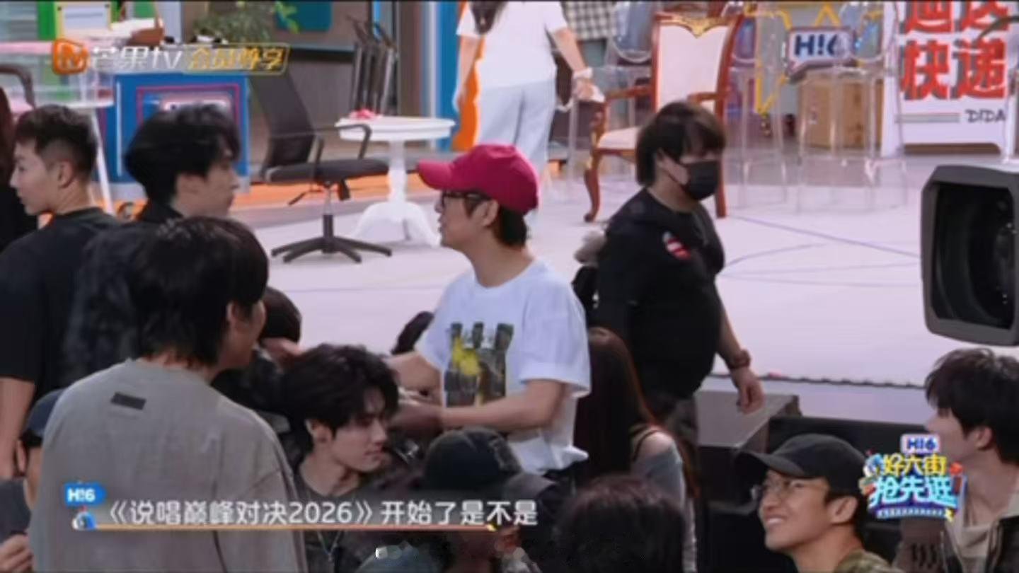 何炅和时代少年团挨个拥抱何炅问严浩翔说唱是不是要开始了何老师跟时代少年团每位成