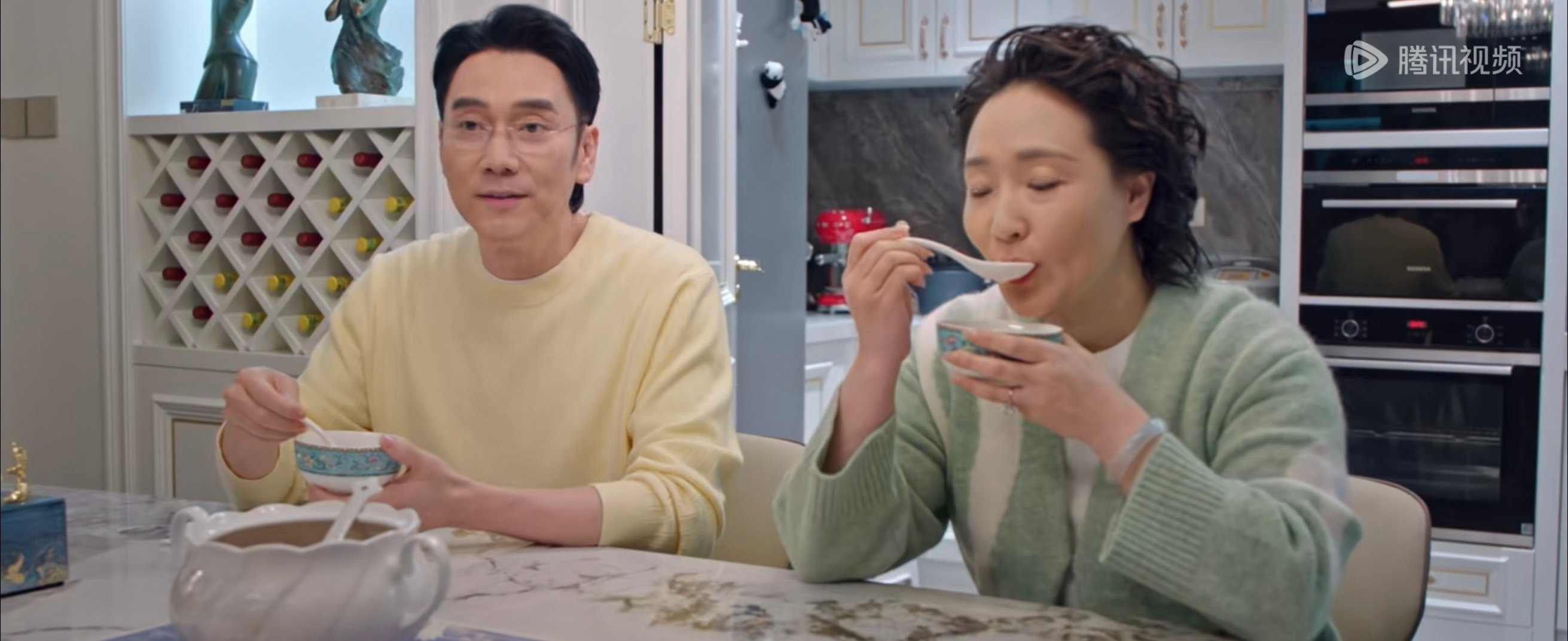 以为是林依轮还真是林依轮林依轮这波“剧抛脸”太强了！谁能想到《骄阳似我》里温文