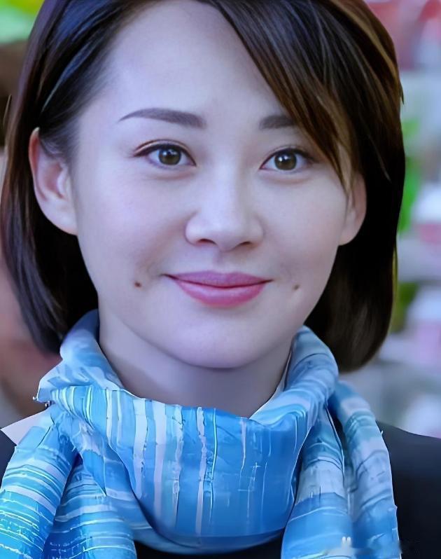 许晴和刘蓓年少时就相识相伴，不少网友热议两人谁更称得上公主许晴出身外交与军人家庭，父亲曾担任贺龙的警