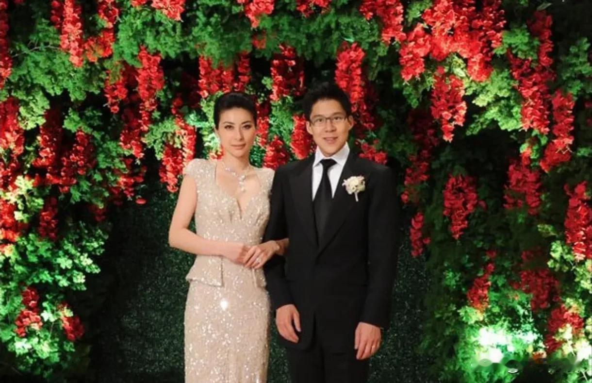 2012年，郭晶晶霍启刚大婚，办了4场婚礼，2000多社会名流豪门明星参加，没想