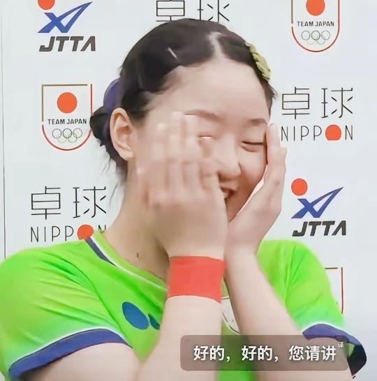 张本美和穿一身绿接受采访时笑场了，小姑娘反应太有意思了。张本美和穿一身绿色