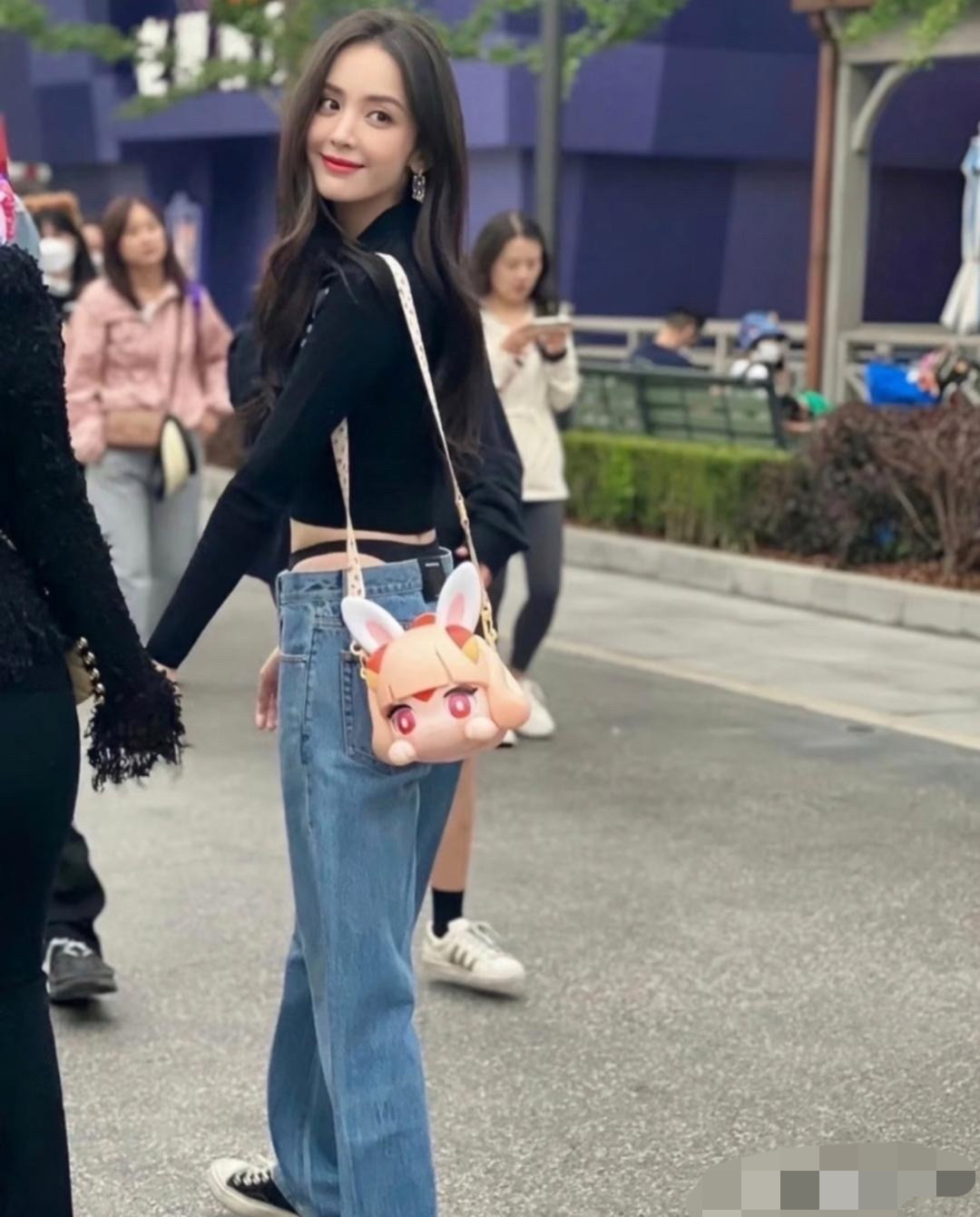 古力娜扎不愧是内娱数一数二的大美女，在镜头前各种礼服都轻松驾驭，镜头外的私服居然还那么潮流！远看只是