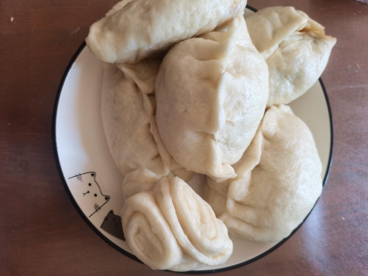 那天老公掏出两个冷冻海参泡好，说：“给你补补，炒个菜吃。”我随口应道：“随便你折