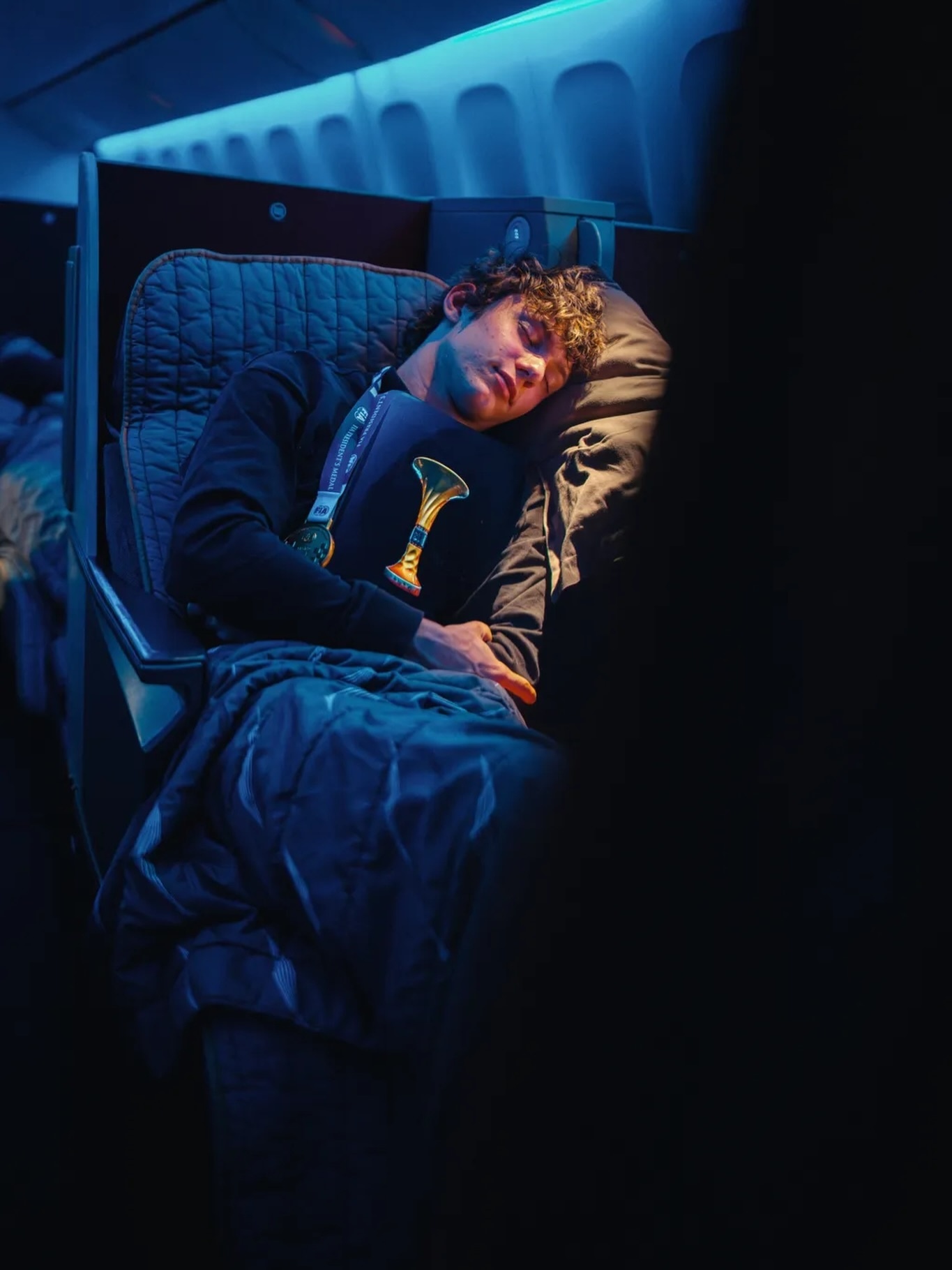 爱不释手…安东内利在飞机上抱着职业生涯第一个F1分站赛冠军奖杯🏆回家F1赛车2