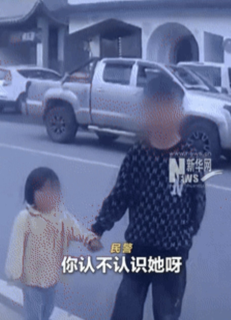 这个男孩火了！湖北，一8岁男孩发现2岁小女孩站在路边哭，还差点被摩托车给撞了，