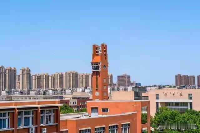 郑州大学7.3万在校生，被网友调侃“建了座县城”？背后真相让人沉默一所大学能