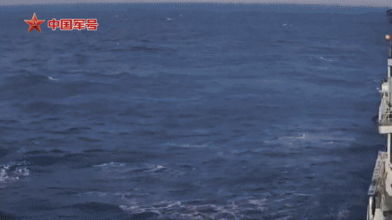 【潜射鹰击18贴海飞行画面公开有何意味】近日，人民海军发布了成立七十七周年宣传