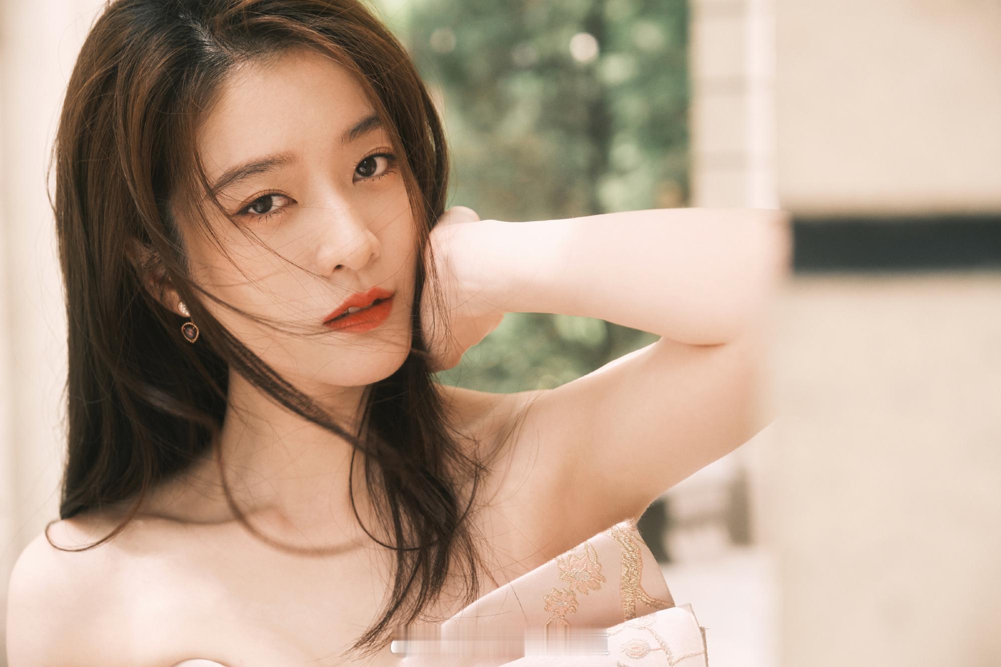 张雪迎刺绣长裙