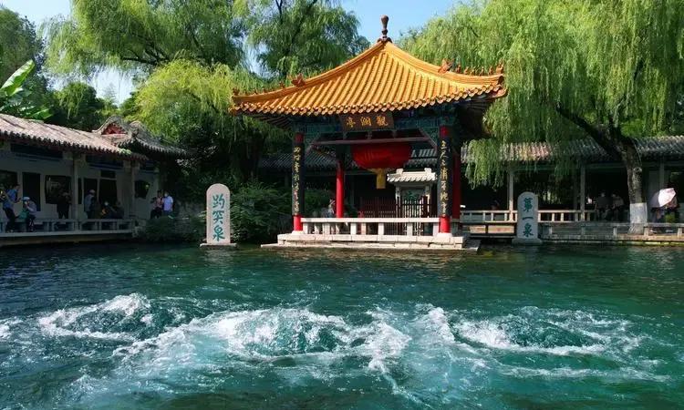 那天听一个朋友说，济南的泉城广场在济南市的大西边，济南火车站也是在西部。济南的