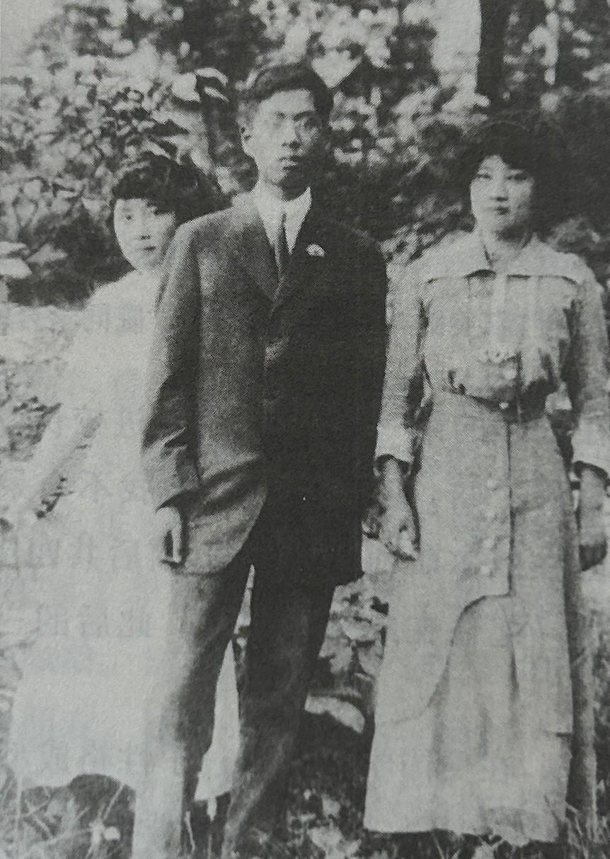 上世纪初，在美国留学期间的宋美龄（左）、宋庆龄（右）与宋子文（中）。宋美龄自1