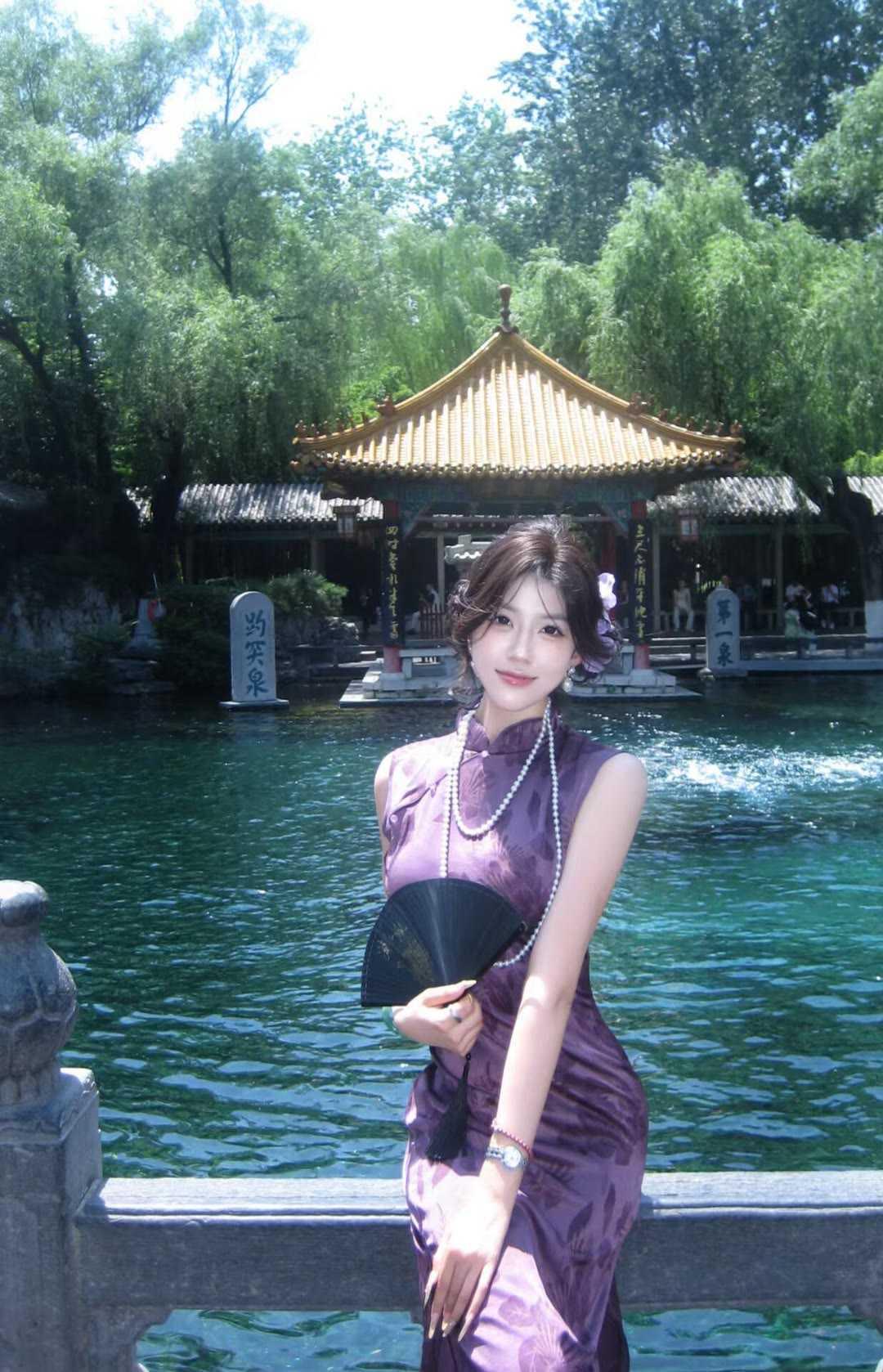 一袭紫色无袖旗袍，解锁温婉的民国韵味。暗纹面料自带细腻高级质感，合身剪裁勾勒出柔