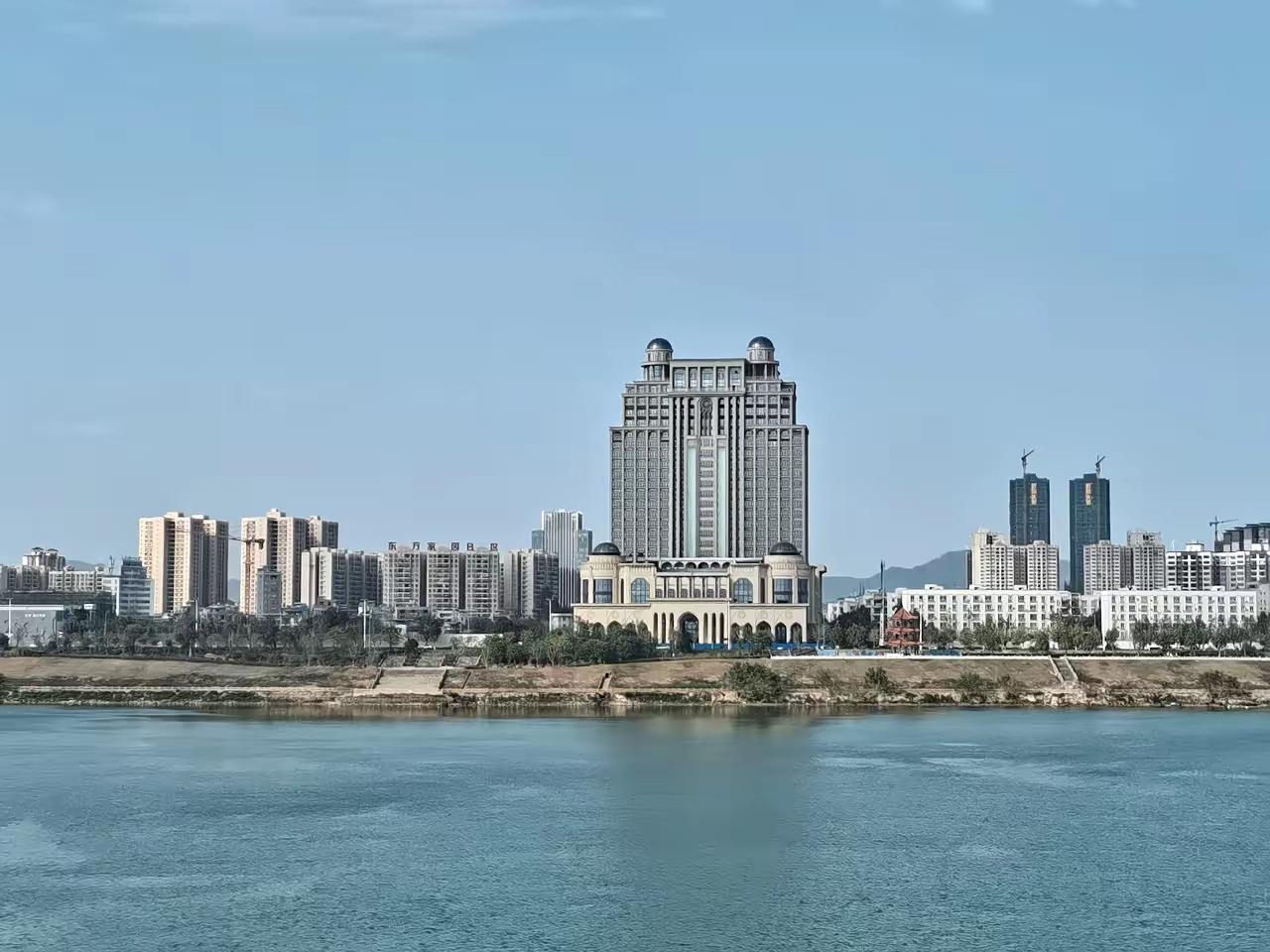 这个是平南县即将开业的五星级酒店金水湾，坐拥西江一线江景，建筑超级霸气，个人觉得