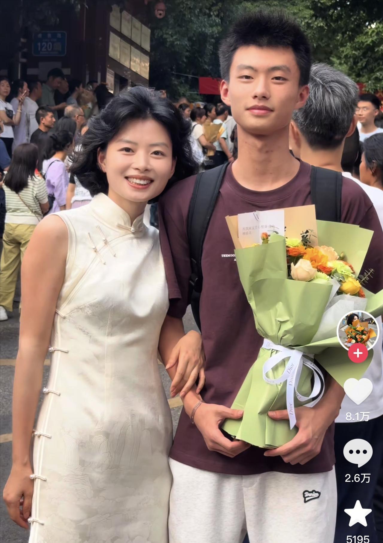 今天刷到35岁的妈妈，儿子刚满18周岁，穿上旗袍迎接孩子高考好有气质啊！儿子刚成