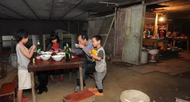 2010年，浙江嘉兴一位记者，下班路过一座桥，低头一看发现桥洞里有亮光，他好奇地
