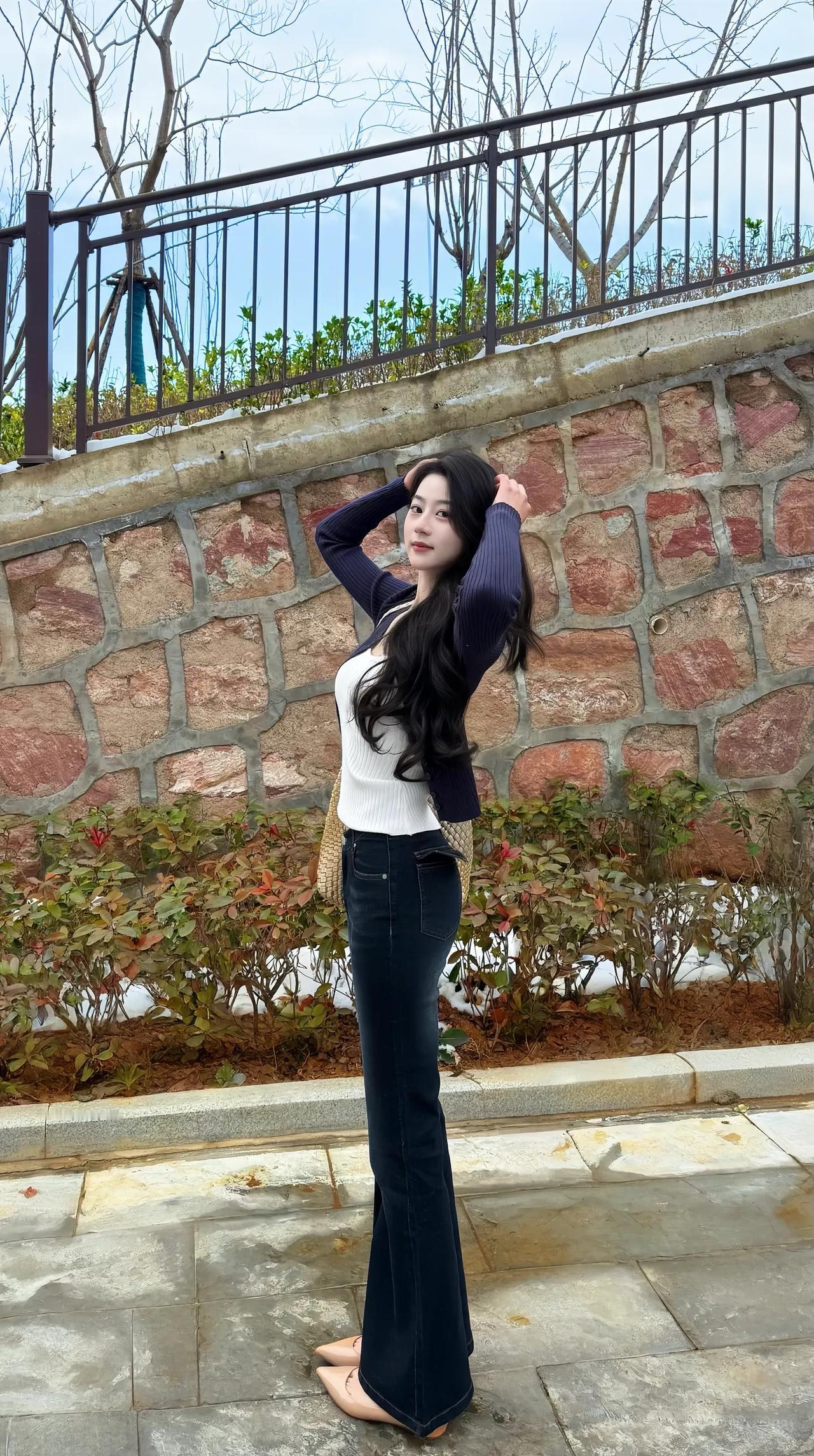 石径斜阳下，美人倚栏望。