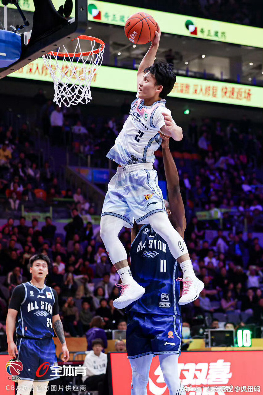 徐杰当选全明星MVP35分6助攻带领球队获胜，而且人气一直居高不下，徐杰这样的身